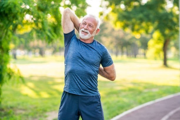 ejercitándose un adulto mayor