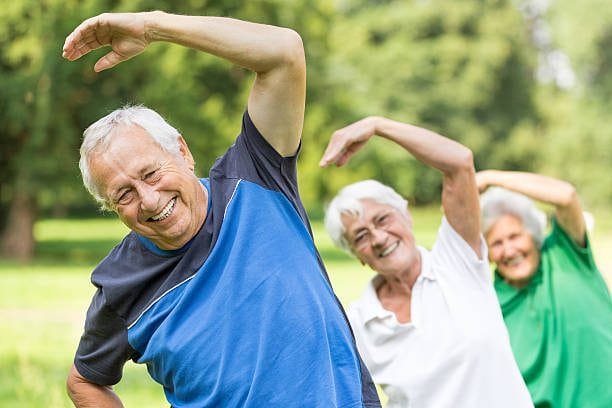 Adultos mayores ejercitándose